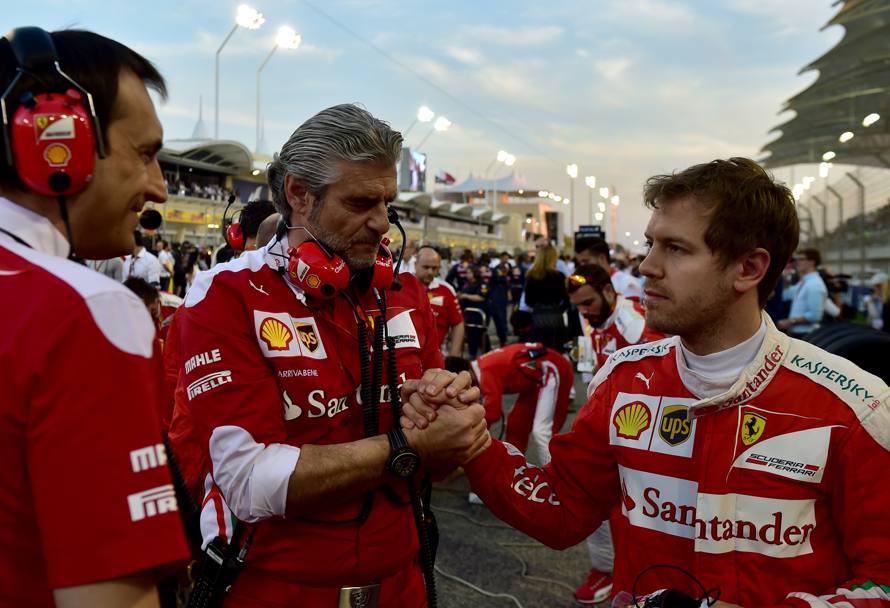 Sebastian Vettel stringe la mano del responsabile della Ferrari, Maurizio Arrivabene, prima di salire a bordo della sua monoposto. Afp